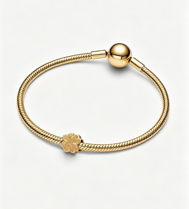 Strukturiertes Kleeblatt Mini-Charm 14 Karat Vergoldung