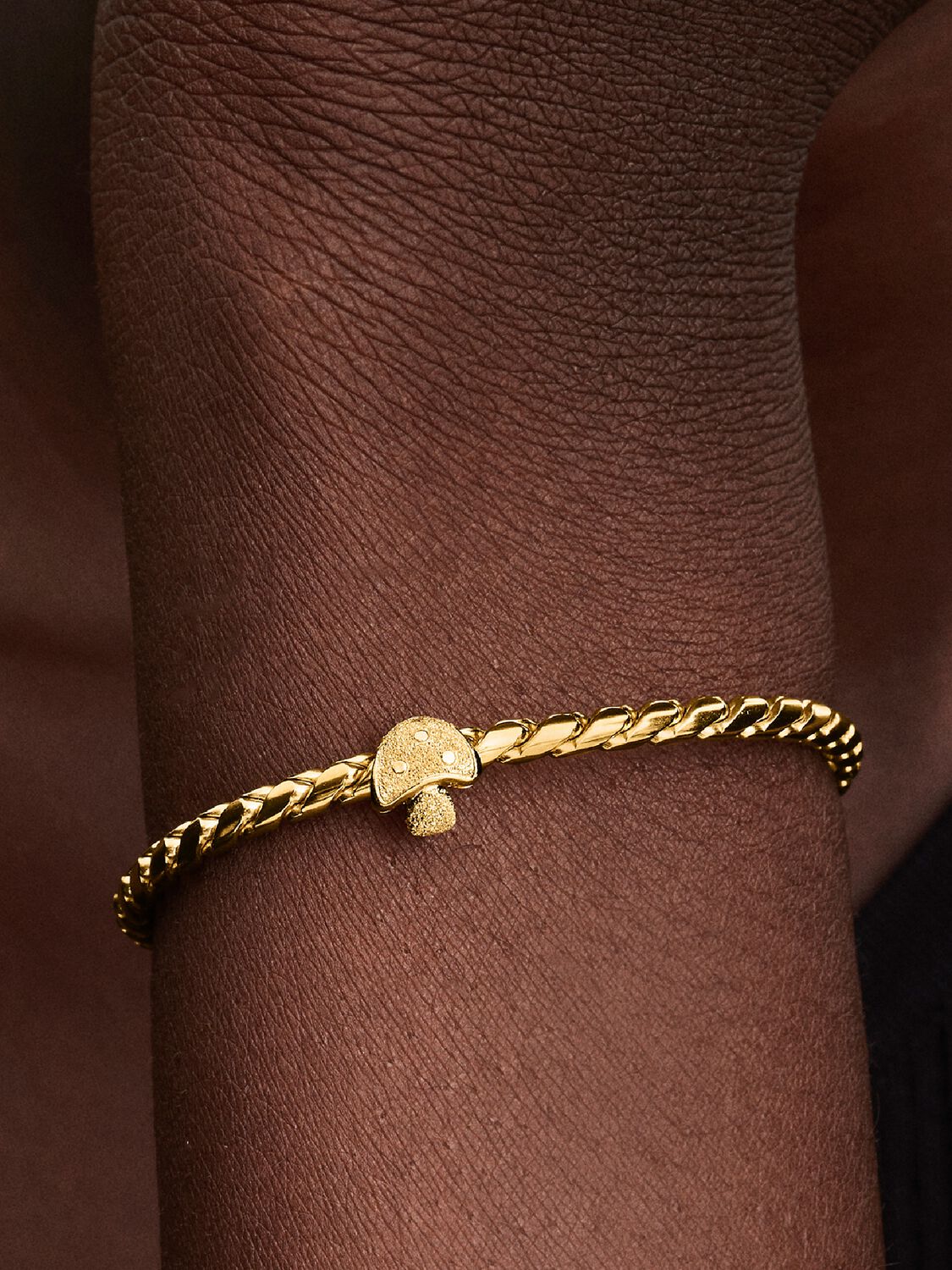Strukturiertes Pilz Mini-Charm 14 Karat Vergoldung Zweitbild