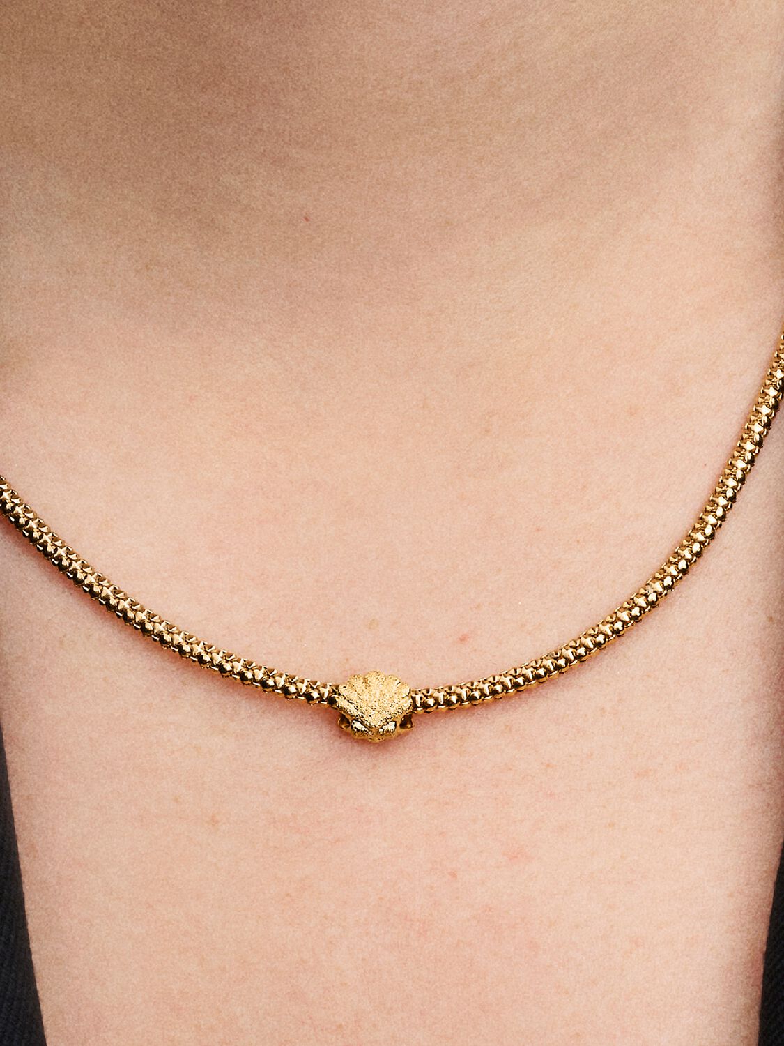 Strukturierte Muschel Mini-Charm 14 Karat Vergoldung Zweitbild
