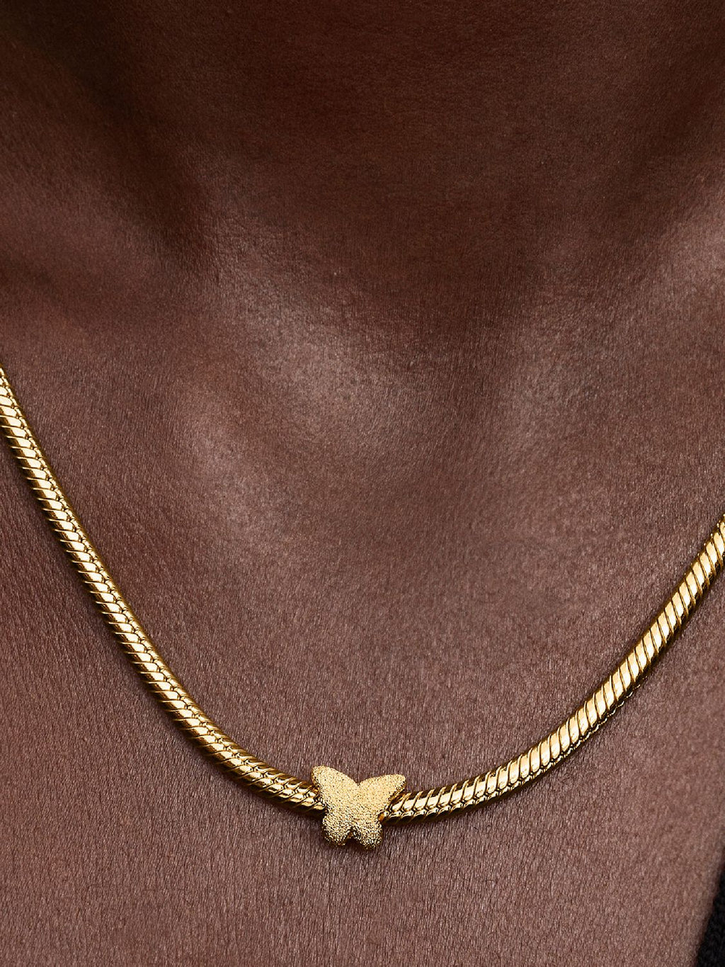 Strukturierter Schmetterling Mini-Charm 14 Karat Vergoldung