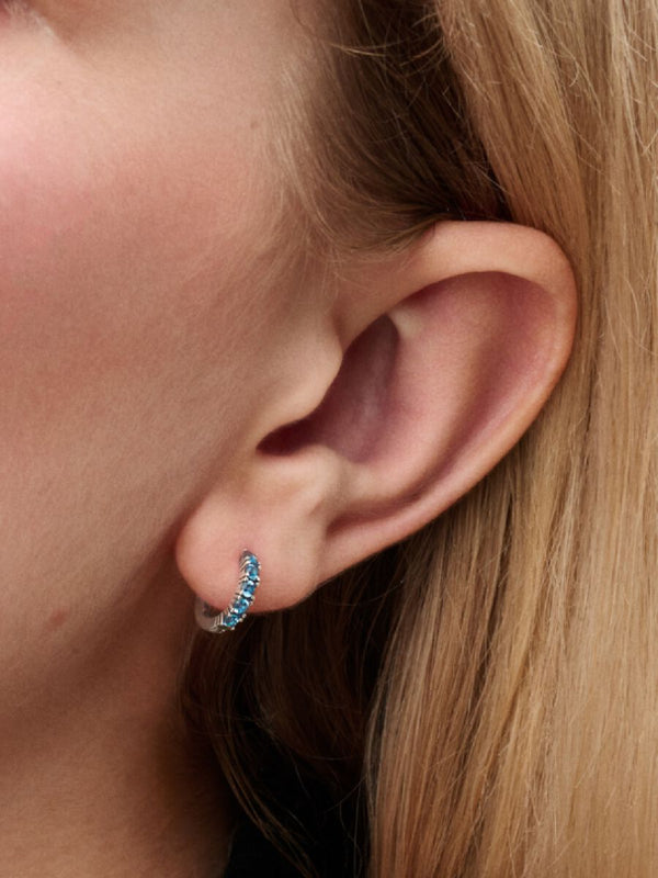 Hellblaue Huggie Ohrringe Sterling-Silber