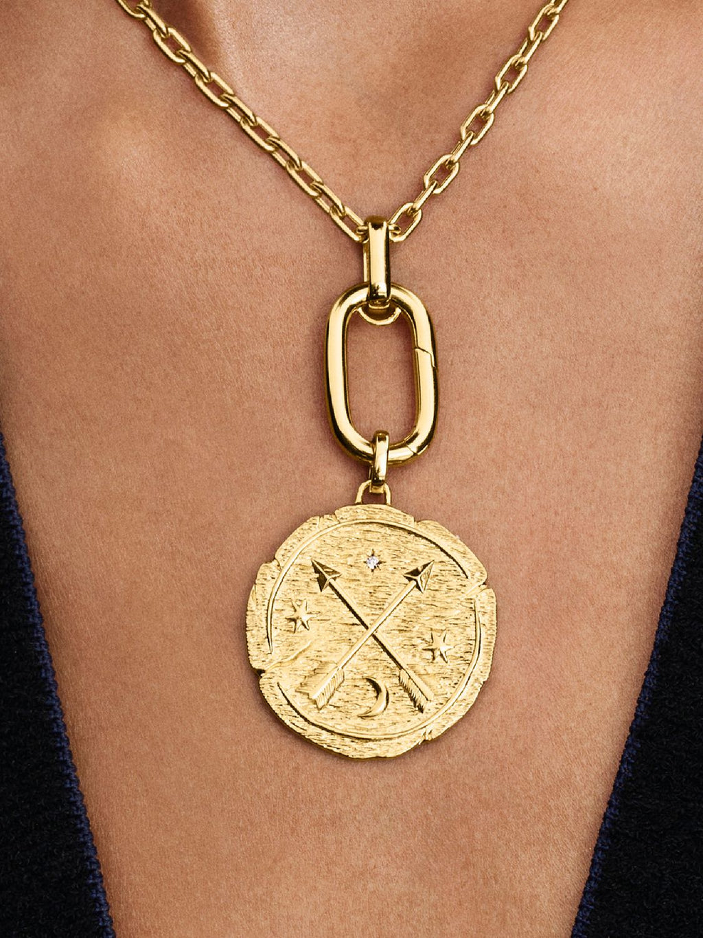 Gekreuzte Pfeile Großes Medaillon-Charm 14 Karat Vergoldung