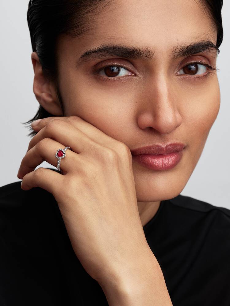 Erhabenes Fuchsiafarbenes Herz Ring Sterling-Silber