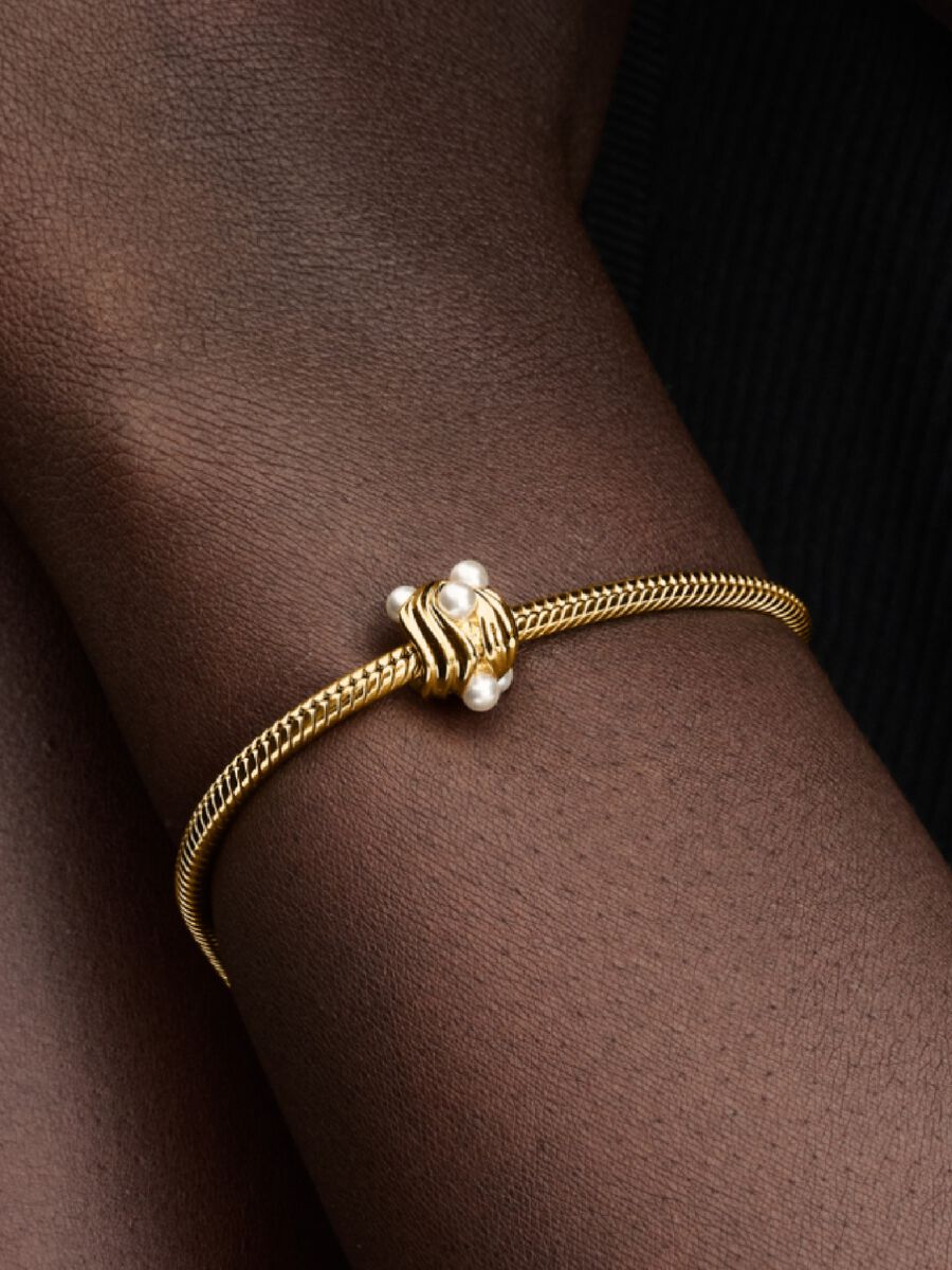 Abstrakter Wellen Charm 14 Karat Vergoldung Zweitbild