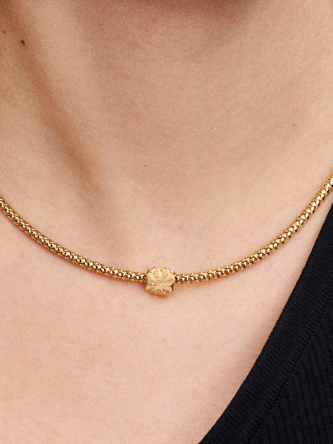 Strukturiertes Kleeblatt Mini-Charm 14 Karat Vergoldung