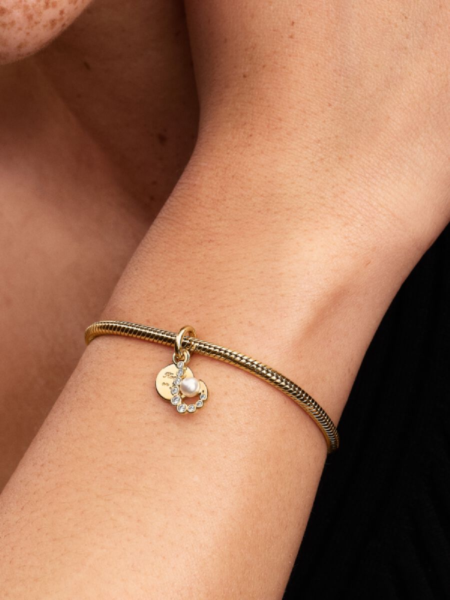 Haken mit lackierter Perle Charm-Anhänger 14 Karat Vergoldung Zweitbild