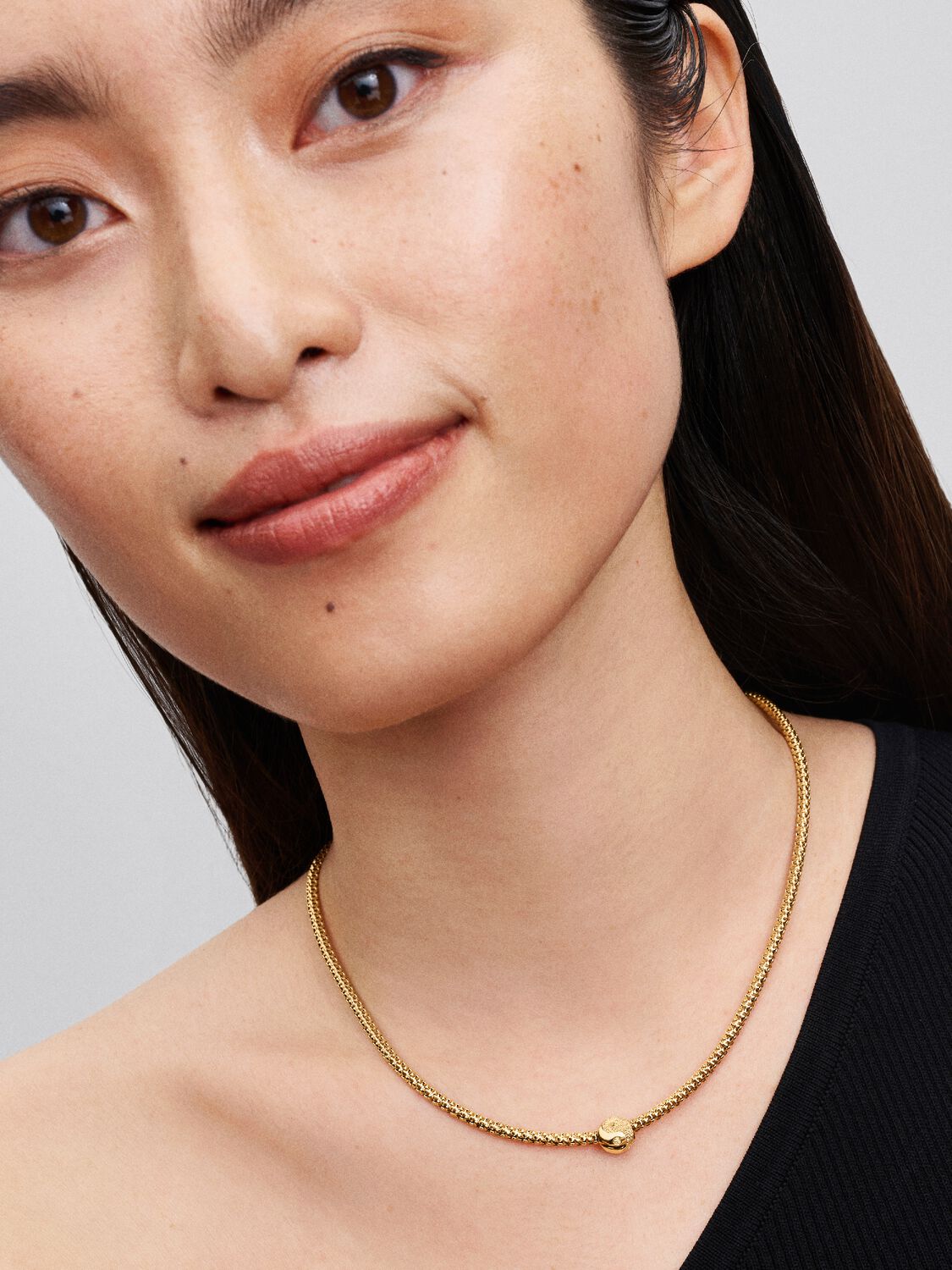 Strukturiertes Yin und Yang Mini-Charm 14 Karat Vergoldung Zweitbild