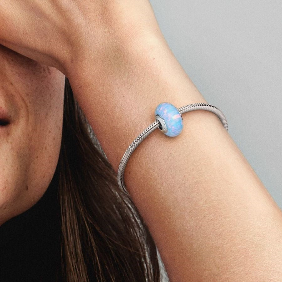 Charm Schillernder Ozeanblauer Synthetischer Opal Silber