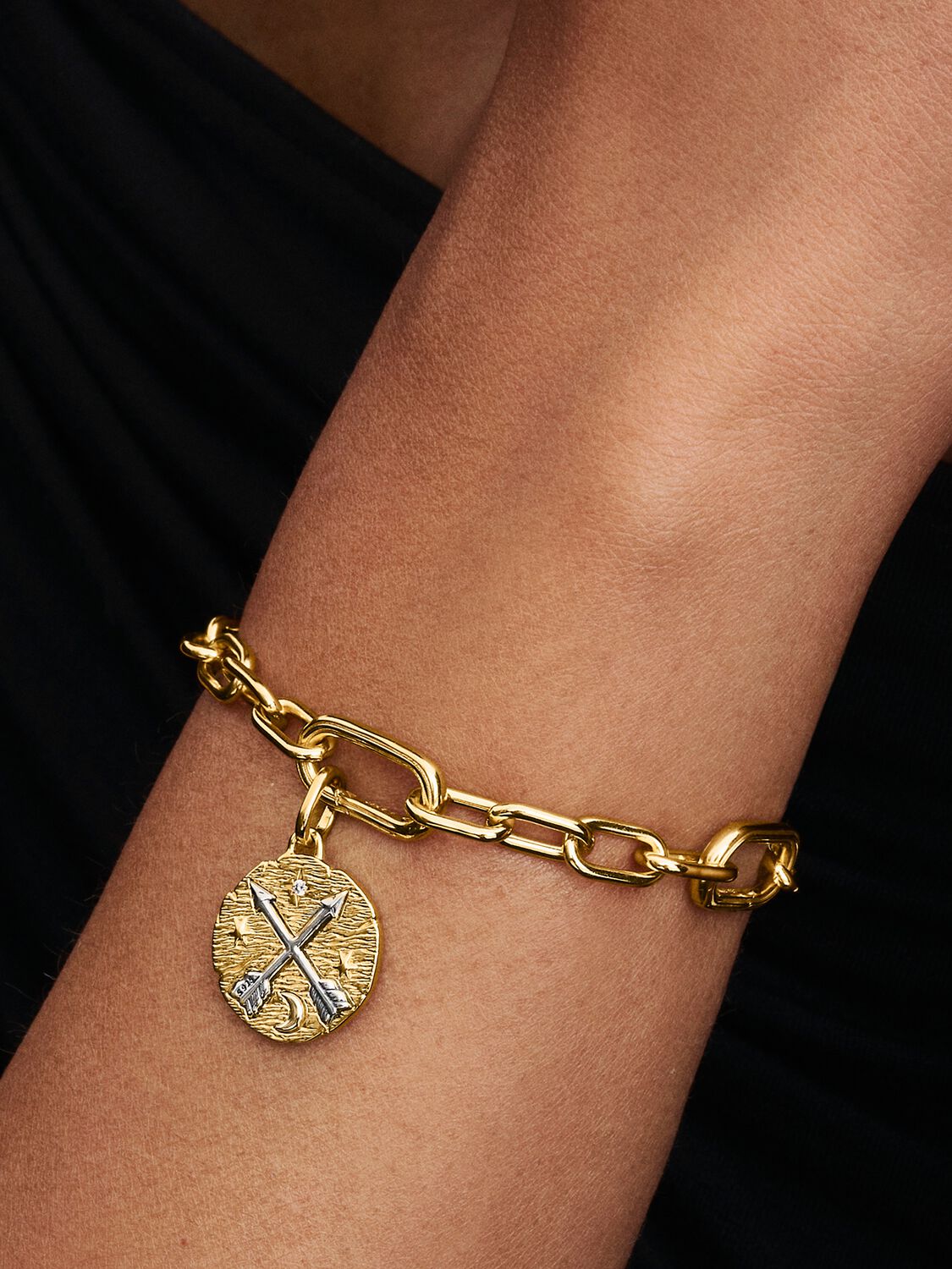 Kreuzende Pfeile Medaillon-Charm Sterling-Silber, 14 Karat Vergoldung