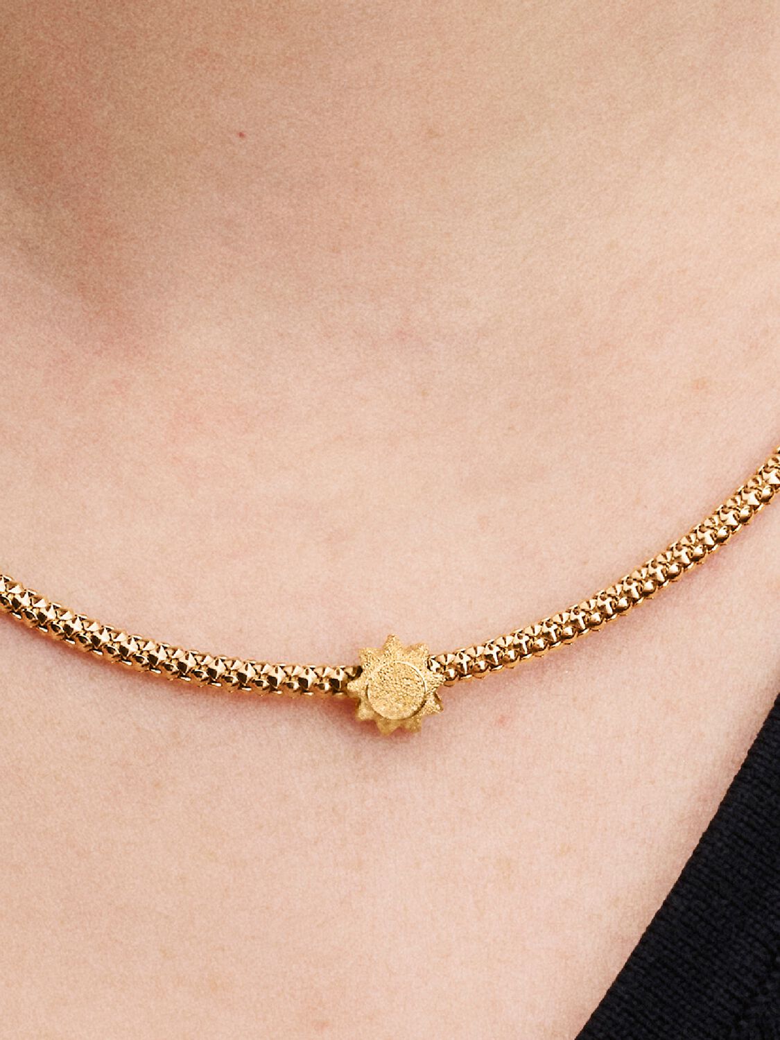 Strukturierte Sonne Mini-Charm 14 Karat Vergoldung