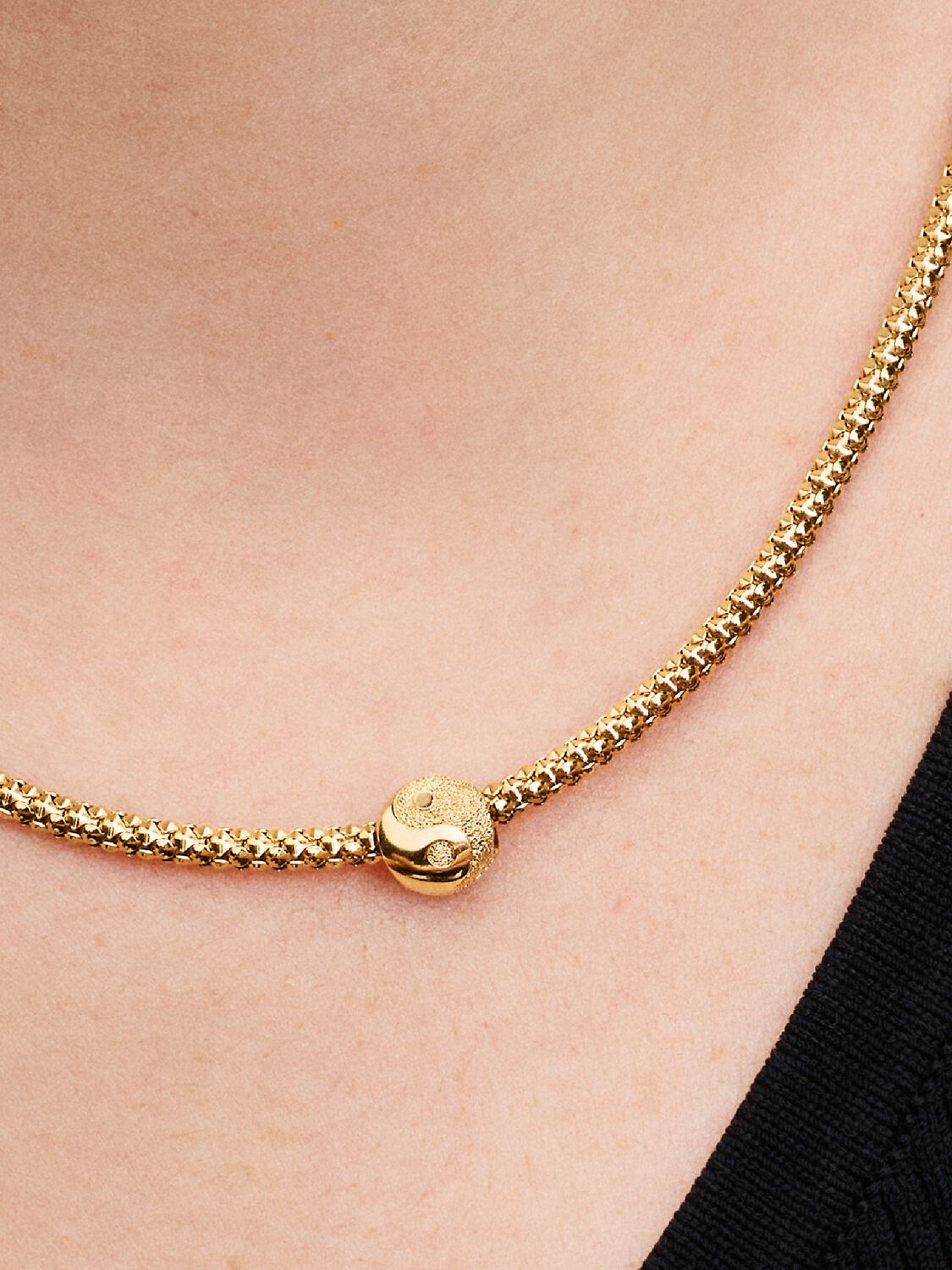 Strukturiertes Yin und Yang Mini-Charm 14 Karat Vergoldung