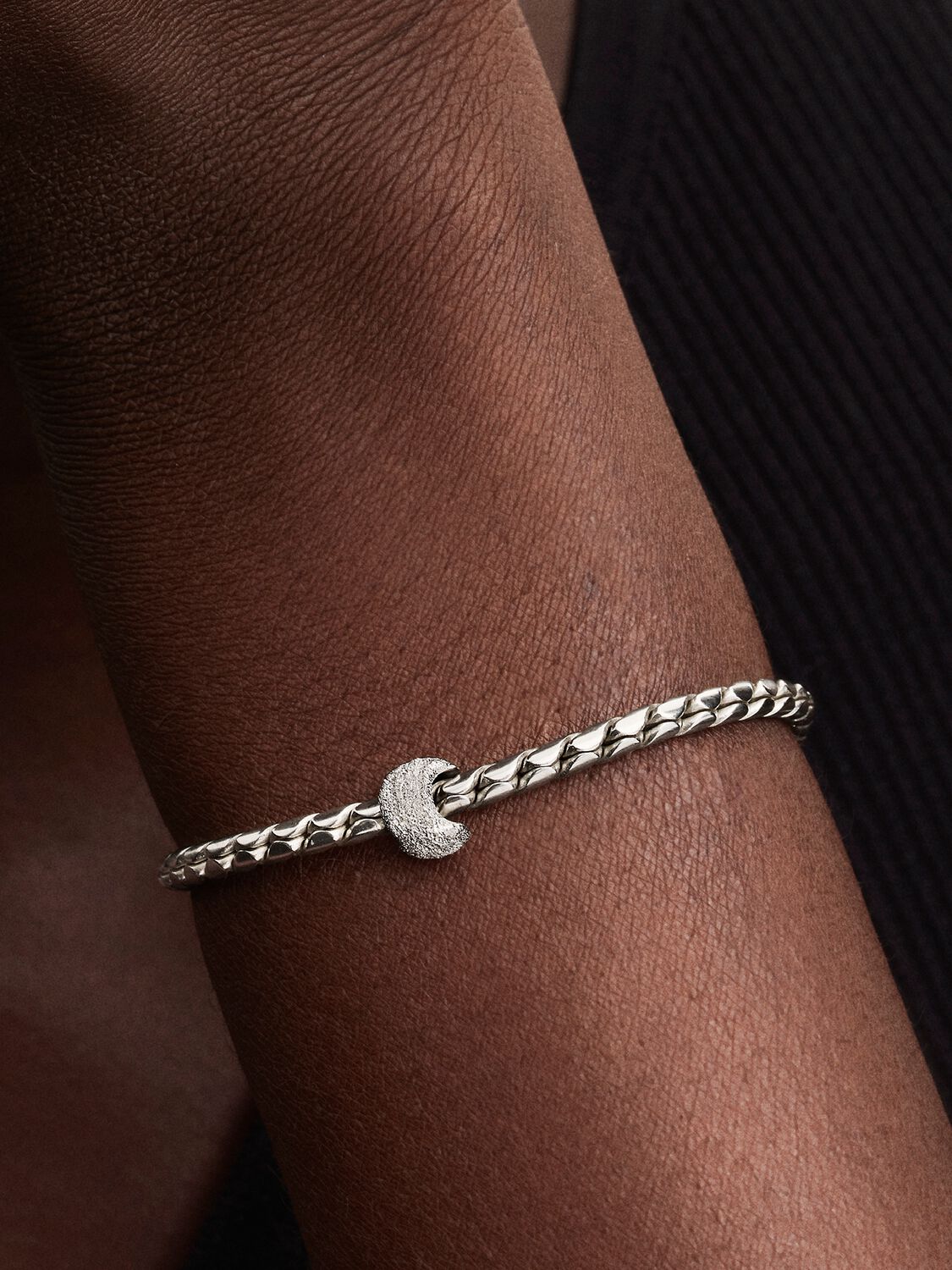 Strukturierter Mond Mini-Charm Sterling-Silber Zweitbild