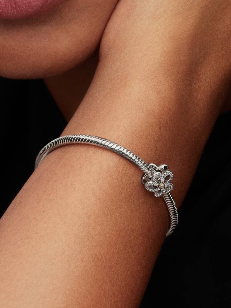 Pavé Blume Offen gearbeitetes Charm Sterling-Silber, 14 Karat Vergoldung Zweitbild