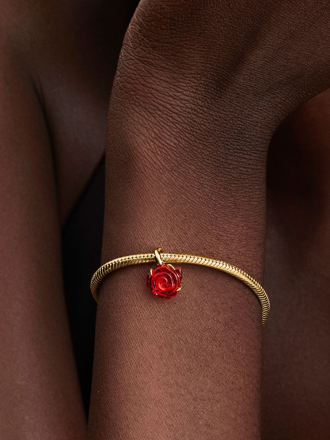 Die Schöne und das Biest Verzauberte Rose Charm-Anhänger 14 Karat Vergoldung Zweitbild