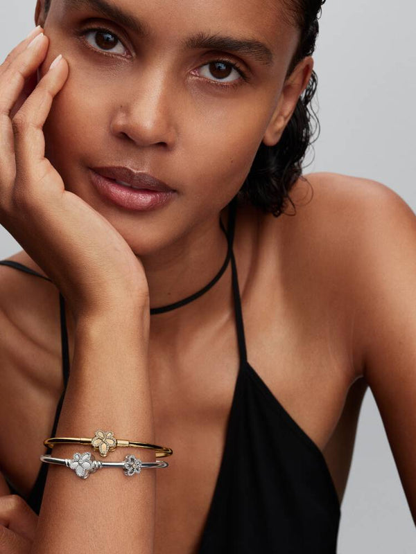 Pavé Blume Offen gearbeitetes Charm Sterling-Silber, 14 Karat Vergoldung